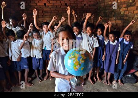 Les enfants indiens apprennent en classe à l'école primaire de Purulia, au Bengale occidental en Inde. Banque D'Images