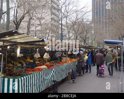 Paris, France. 21 mars 2020. Un marché de rue dans le 14ème arrondissement de Paris, avec Hochaus Tour Montparnasse en arrière-plan sur la droite. Depuis mardi, il y a un couvre-feu en France à cause de la crise de Corona. Ce n'est que lorsqu'il est absolument nécessaire que les gens quittent la maison. Concrètement, cela signifie: Faire des achats pour la nourriture, voir un médecin, aller au travail si le bureau à domicile n'est pas une option. Crédit: Christian Böhmer/dpa/Alay Live News Banque D'Images