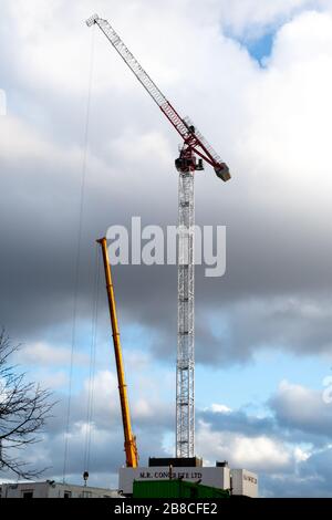 Une grue à tour et une grue mobile sur un chantier de construction au centre-ville de Glasgow, en Écosse Banque D'Images