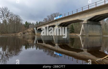 Pont en béton, construit en 1909. Pont en béton armé traversant la rivière Gauja à Strenči Banque D'Images