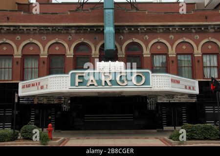 Panneau Neion pour le théâtre emblématique de Fargo, Dakota du Nord, États-Unis Banque D'Images