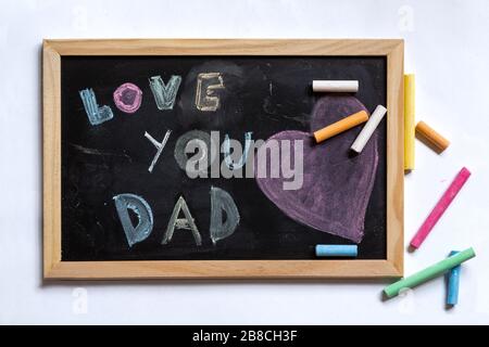 dessin avec des craies de couleur sur le tableau noir pour le jour du père. Les concepts vous aiment papa. Banque D'Images