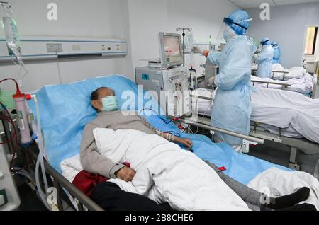 Wuhan, Hubei, Chine. 21 mars 2020. (200321) -- WUHAN, le 21 mars 2020 (Xinhua) -- les travailleurs médicaux travaillent au centre d'hémodialyse du département de néphrologie de l'hôpital Hankou de Wuhan, capitale de la province de Hubei en Chine centrale, le 21 mars 2020. Les médecins du centre d'hémodialyse du département de néphrologie de l'hôpital de Hankou ont occupé leurs postes lors de la nouvelle épidémie de coronavirus. Crédit: Xinhua/Alay Live News Banque D'Images