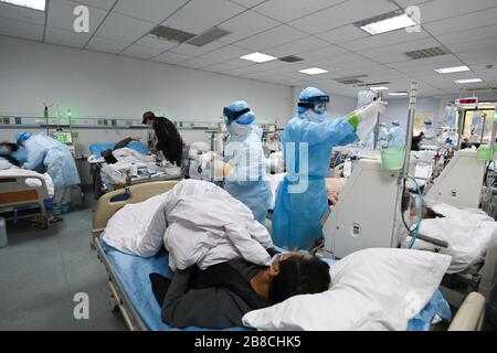 Wuhan, Hubei, Chine. 21 mars 2020. (200321) -- WUHAN, le 21 mars 2020 (Xinhua) -- les travailleurs médicaux travaillent au centre d'hémodialyse du département de néphrologie de l'hôpital Hankou de Wuhan, capitale de la province de Hubei en Chine centrale, le 21 mars 2020. Les médecins du centre d'hémodialyse du département de néphrologie de l'hôpital de Hankou ont occupé leurs postes lors de la nouvelle épidémie de coronavirus. Crédit: Xinhua/Alay Live News Banque D'Images