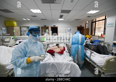 Wuhan, Hubei, Chine. 21 mars 2020. (200321) -- WUHAN, le 21 mars 2020 (Xinhua) -- les travailleurs médicaux travaillent au centre d'hémodialyse du département de néphrologie de l'hôpital Hankou de Wuhan, capitale de la province de Hubei en Chine centrale, le 21 mars 2020. Les médecins du centre d'hémodialyse du département de néphrologie de l'hôpital de Hankou ont occupé leurs postes lors de la nouvelle épidémie de coronavirus. Crédit: Xinhua/Alay Live News Banque D'Images