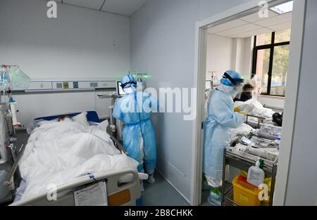 Wuhan, Hubei, Chine. 21 mars 2020. (200321) -- WUHAN, le 21 mars 2020 (Xinhua) -- les travailleurs médicaux travaillent au centre d'hémodialyse du département de néphrologie de l'hôpital Hankou de Wuhan, capitale de la province de Hubei en Chine centrale, le 21 mars 2020. Les médecins du centre d'hémodialyse du département de néphrologie de l'hôpital de Hankou ont occupé leurs postes lors de la nouvelle épidémie de coronavirus. Crédit: Xinhua/Alay Live News Banque D'Images