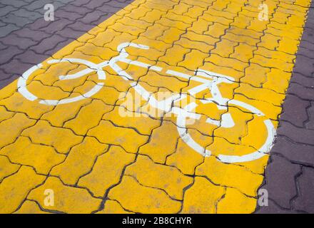 Chemin dédié au cyclisme sur les pavés de la zone piétonne Banque D'Images