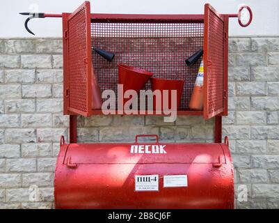 Kabardinka, Russie - 8 août 2019: Bouclier ouvert avec équipement et outils de lutte contre l'incendie Banque D'Images