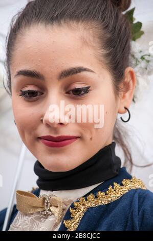 Les personnages du Carnaval de Venise arborent des costumes et masques colorés de Carnaval marron et or à Venise, en Italie Banque D'Images