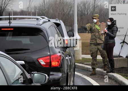 Staten Island, États-Unis. 21 mars 2020. Un soldat de la Garde nationale de l'armée de New York et un travailleur civil dirigent le trafic vers un centre de tests mobiles COVID-19 au Centre comportemental de South Beach, Staten Island, New York, le 19 mars 2020. Actuellement, l'emplacement du test est seulement l'échantillonnage des personnes ayant un rendez-vous. Les membres de l'Armée de New York et de la Garde nationale aérienne d'un ont été activés dans le cadre de l'opération COVID-19 pour soutenir, soutenir l'Etat et les efforts locaux. Photo du major Patrick Cordova/U.S. Air National Guard/UPI crédit: UPI/Alay Live News Banque D'Images