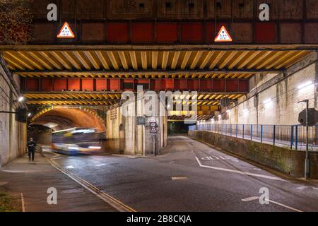 Pont ferroviaire Vyne Road / Chapel Hill E1/135 A sur la ligne de chemin de fer ML1 à Basingstoke la nuit. Construction de poutres en acier RBE et de voûte en brique. Banque D'Images