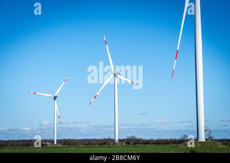 Moulins à vent offshore pour l'énergie renouvelable avec ciel bleu Banque D'Images