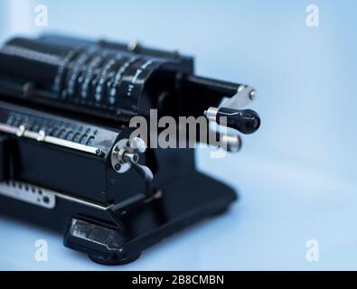 ancienne machine de comptage mécanique manuelle pour un calcul mathématique Banque D'Images