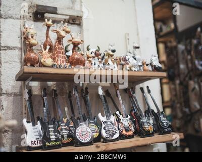 Kerkyra, île de Corfou, Grèce - 4 octobre 2019: Kerkyra Corfu ville sur la côte ouest de l'île de Corfou dans la mer Ionienne. Grèce. Étagère en bois avec souvenirs i Banque D'Images