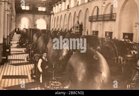 À l'intérieur de la centrale hydroélectrique Rasin, Isolaccia Valtellina, nord de l'Italie (1922) Banque D'Images