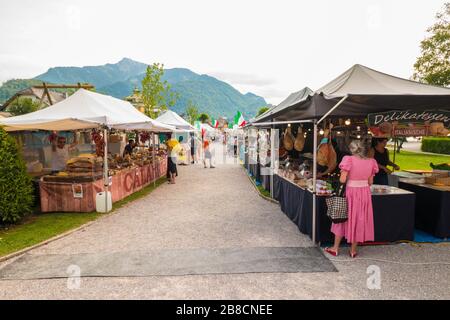 St.Gilgen, Autriche - 27 juillet 2019: Les gens font du shopping pour des spécialités italiennes sur le marché italien temporaire dans la ville autrichienne St.Gilgen. Banque D'Images