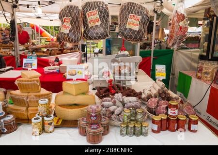 St.Gilgen, Autriche - 27 juillet 2019: Différents types de fromages, salami et autres spécialités italiennes à vendre sur le marché italien à St.Gilgen. Banque D'Images