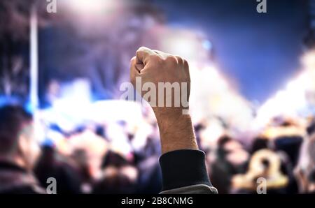 Foule de personnes protestant. Protestation, soulèvement, mars ou grève dans la rue de la ville. Un militant anonyme se fait diser. Militantisme pour l'égalité des droits de l'homme, démocratie. Banque D'Images