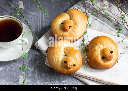 Petits pains traditionnels en forme d'oiseaux de printemps recouverts de sirop sucré. Banque D'Images