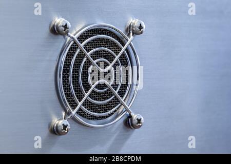 Le maillage étroit avec éléments de protection ronds est situé sur le boîtier métallique d'un grand ordinateur pour l'exploitation minière et un complexe médical. Espace publicitaire. Pla Banque D'Images