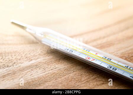 Mercure thermomètre montrant une fièvre dans fermer sur une lisse Contexte  27278124 Photo de stock chez Vecteezy