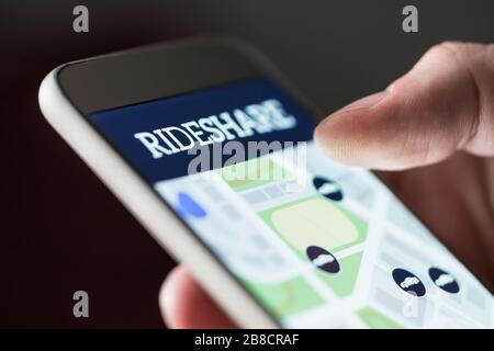 Application Ride Share sur smartphone. Homme utilisant l'application de taxi en partage de code. Service de covoiturage ou de partage de cartes en ligne sur téléphone mobile. Banque D'Images