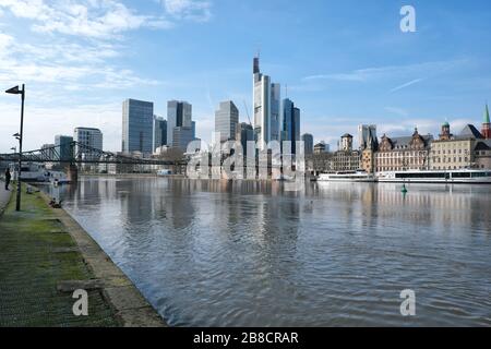 Europa, Allemagne, Hessen, Rhein-Main, Francfort-sur-le-Main, Eiserner Steg, Blick auf die Frankfurter Skyline, Untermainkai, Banque D'Images