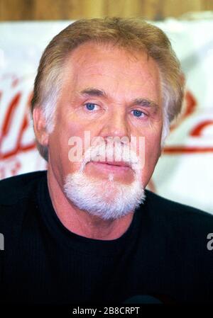 20 mars 2020 - Kenny Rogers, dont la carrière musicale légendaire a duré près de six décennies, est décédé à l'âge de 81 ans. Rogers a été intronisé au Country Music Hall of Fame en 2013.' Il a eu 24 coups N°1 et par sa carrière plus de 50 millions d'albums vendus aux États-Unis seulement. Il a remporté six fois le Country Music Awards et trois fois le Grammy Award. Parmi ses succès, on compte ''Lady''''''Lucille''''''we'He Tce soir''''''Islands in the Stream''' et ''through the years.'' Sa chanson de 1978 ''The Gambler'' a inspiré plusieurs films de télévision, avec Rogers comme personnage principal. Photo du fichier : 15 juillet 2000; Banque D'Images