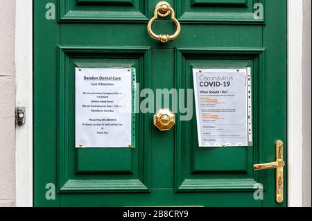 Bandon, West Cork, Irlande. 21 mars 2020. De nombreux magasins de Bandon affichent des panneaux d'information sur le virus COVID-19 et des avis de fermeture. Crédit : Andy Gibson/Alay Live News Banque D'Images