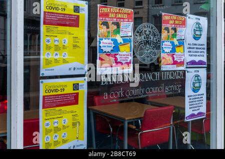 Bandon, West Cork, Irlande. 21 mars 2020. De nombreux magasins de Bandon affichent des panneaux d'information sur le virus COVID-19 et des avis de fermeture. Crédit: AG News/Alay Live News Banque D'Images