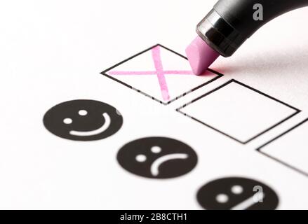 Enquête d'expérience, questionnaire de rétroaction des employés ou concept de sondage d'entreprise. Personne heureuse donnant une note positive et de revoir avec le visage souriant. Banque D'Images