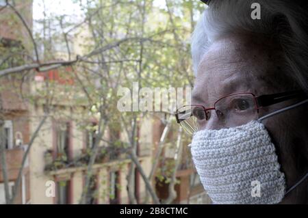 Confiné chez une dame âgée sur la prévention de la contagion du coronavirus , Barcelone, ​​Spain.