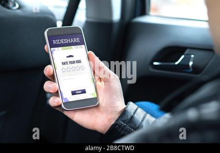 Partagez vos clients et vos passagers assis à l'arrière d'une voiture tout en utilisant l'application de partage de code sur smartphone pour donner votre avis au conducteur. Banque D'Images