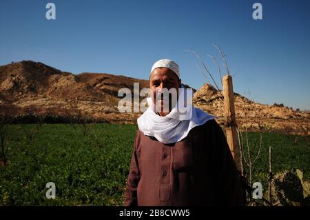 07 février 2020, Tunisie, El-Khol: Les habitants du village d'El-Khol en Tunisie centrale vont chercher de l'eau dans un puits. Le pays de l'Afrique du Nord lutte contre la pauvreté en eau. La Journée de l'eau vise à attirer l'attention sur la pénurie croissante d'eau et la baisse de la qualité de l'eau potable. (À dpa: "Prier pour la pluie - en Afrique du Nord la préoccupation pour l'eau fait partie de la vie quotidienne") photo: Simon Kremer/dpa Banque D'Images