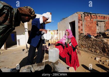 07 février 2020, Tunisie, El-Khol: Les habitants du village d'El-Khol en Tunisie centrale vont chercher de l'eau dans un puits. Le pays de l'Afrique du Nord lutte contre la pauvreté en eau. La Journée de l'eau vise à attirer l'attention sur la pénurie croissante d'eau et la baisse de la qualité de l'eau potable. (À dpa: "Prier pour la pluie - en Afrique du Nord la préoccupation pour l'eau fait partie de la vie quotidienne") photo: Simon Kremer/dpa Banque D'Images