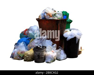 Poubelle, sac poubelle plastique, pile de sac à ordures, pollution des déchets plastique, pile de poubelle sale et sac à ordures beaucoup isolé sur fond blanc Banque D'Images