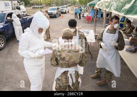 La Nouvelle-Orléans, États-Unis. 21 mars 2020. Les membres de la Garde nationale de Louisiane testent les premiers intervenants pour le COVID-19, coronavirus dans un centre de tests mobiles situé au parc Louis Armstrong le 20 mars 2020 à la Nouvelle-Orléans, en Louisiane. Le site de test est l'un des trois paroisses de la Nouvelle-Orléans et de Jefferson et sera bientôt ouvert au grand public. Crédit: Josiah Pugh/Planetpix/Alay Live News crédit: Planetpix/Alay Live News Banque D'Images