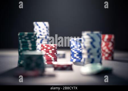 Jetons de poker de casino dans l'ombre sombre dramatique ou dans la nuit en vedette. Pile d'argent de jeu. Concept de risque, de chance et de Paris. Problème de jeu. Banque D'Images