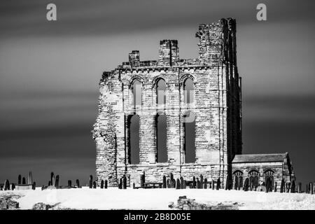 Prieuré de Tynemouth, Angleterre du Nord-est par infrarouge Banque D'Images