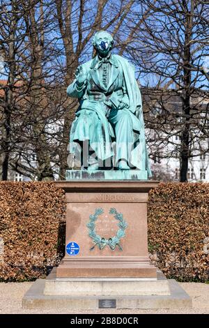 H.C. Statue d'Andersen avec masque facial (référence à COVID-19); Copenhague, Danemark Banque D'Images