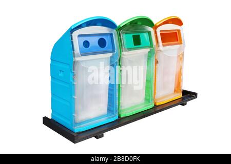 Poubelle, trois poubelles de recyclage colorées déchets plastiques, poubelles pour ordures multicolores, corbeille de recyclage, déchets de poubelles isolés sur fond blanc Banque D'Images