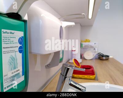 Poste d'hygiène intérieure dans un bureau médical allemand, avec accent sur l'aseptisant pour les mains. Banque D'Images