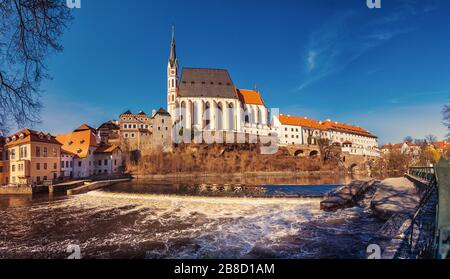 Église Saint-Vitus à Cesky Krumlov (kostel svateho Víta, Český Krumlov), rivière Vltava en premier plan, république tchèque Banque D'Images