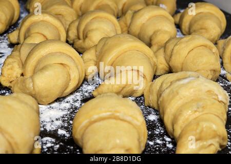 Parfait croissant français maison, de la pâte à la cuisine Banque D'Images