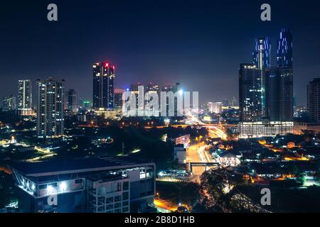 Johor Bahru, Malaisie, la nuit. Ville malaisienne avec circulation sur l'autoroute et bâtiments d'affaires modernes et hôtels dans le centre-ville. Panorama urbain. Banque D'Images