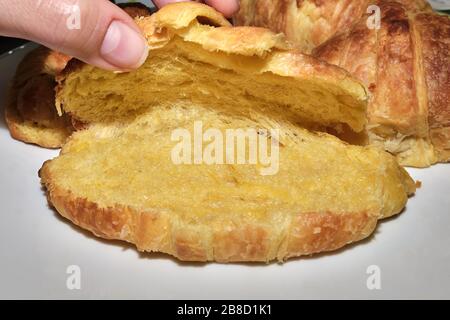 Parfait croissant français maison, de la pâte à la cuisine Banque D'Images