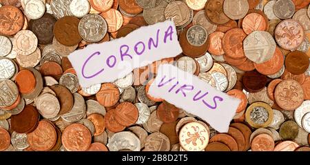 Les mots corona virus écrit à l'encre violette sur deux morceaux de papier blanc déchiré portant sur des centaines de pièces de monnaie de couleur argent et cuivre, livre Banque D'Images