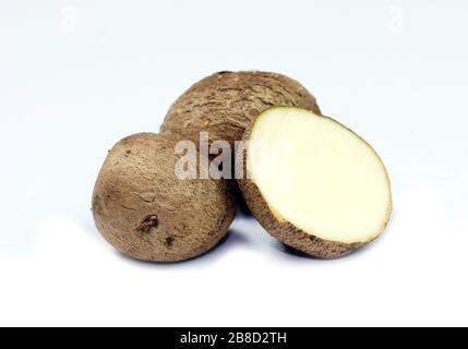 Dioscorea, Mun-NEB (mot thaïlandais), Dioscorea tuck frais, Dioscorea slats racine isolée sur fond blanc, Rubeola fotografie Banque D'Images