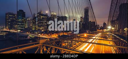 Vue panoramique sur le pont de Brooklyn de nuit, New York, États-Unis Banque D'Images