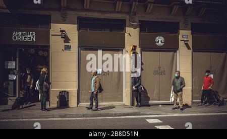 Barcelone, Espagne. 21 mars 2020. Les gens qui font la queue devant un supermarché maintiennent une distance de sécurité entre eux à la fin de la première semaine d'un verrouillage national en raison de la propagation continue du virus COVID-19. L'Espagne est entrée dans la pire phase de cette maladie jusqu'à présent comptant plus de mille morts sans fin en vue. Crédit: Matthias Oesterle/Alay Live News Banque D'Images